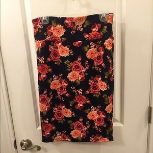 🔴Sold Lularoe Cassie. Navy floral roses. 🔴sold